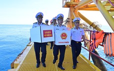 Mang phiếu bầu đến với cử tri nơi đầu sóng ngọn gió