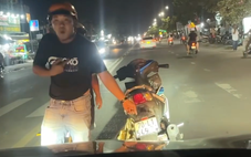 Cảnh sát lập biên bản người chặn đầu xe taxi, chửi bới sau va chạm xe