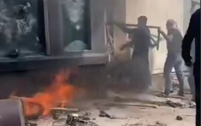 Pakistan: Người biểu tình xông vào đập phá Lãnh sự quán Mỹ để ủng hộ Iran