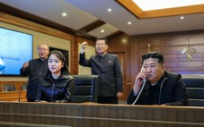 Ông Kim Jong Un cùng con gái giám sát vụ thử tên lửa hành trình chiến lược từ tàu chiến