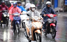 Ngày nắng nóng, chiều tối TP.HCM và nhiều nơi Nam Bộ mưa trái mùa