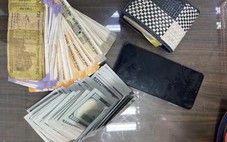 Trao trả ba lô chứa 5.000 USD, 40.000 rupee bỏ quên tại sân bay cho du khách Ấn Độ