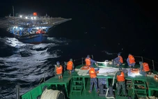 Hải quân lai dắt tàu cá cùng 36 ngư dân gặp nạn vào bờ an toàn
