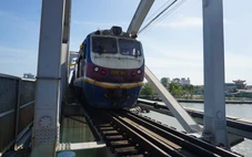Chuyến tàu đầu tiên đi qua cầu Ghềnh sau 5 ngày đường sắt gián đoạn vì bị sà lan va vào cầu