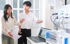 Sinh viên học trong 'nhà máy điện gió mini' ngay tại giảng đường