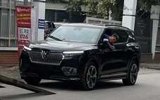 VinFast VF 9 thiết kế lạ xuất hiện trên đường phố, dễ liên tưởng tới xe xăng, hybrid