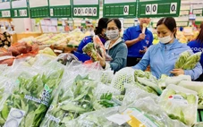 Xăng tăng nóng, siêu thị tung ưu đãi 'neo' giá bữa cơm gia đình