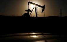 Bất chấp xả kho kỷ lục, giá dầu vẫn vọt lên gần 100 USD/thùng