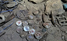 Hài cốt liệt sĩ trong hang đá với bộ cờ tướng sáng trắng