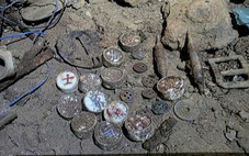 Hài cốt liệt sĩ trong hang đá với bộ cờ tướng sáng trắng