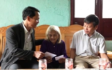 Mang thùng phiếu đến tận nhà để Mẹ Việt Nam anh hùng và cử tri sức khỏe yếu bỏ phiếu bầu cử