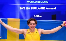 Duplantis lần thứ 15 phá kỷ lục nhảy sào thế giới