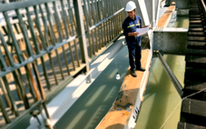 Kết cấu nhịp cầu Ghềnh bị sà lan va chạm không ổn định, hạn chế tàu lưu thông