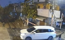 Tài xế ô tô cố tình vượt rào chắn đường sắt ở phường Đức Nhuận bị lập biên bản