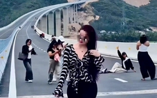 Bất chấp nguy hiểm, nhiều người đến cây cầu dài nhất tuyến cao tốc Quy Nhơn - Chí Thạnh để 'sống ảo'