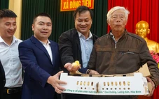Trao 7.500 con gà giúp người dân bị ảnh hưởng bão lũ tái thiết cuộc sống