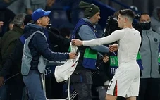 Hành động tử tế của Pedro Neto sau vụ xô ngã cậu bé nhặt bóng