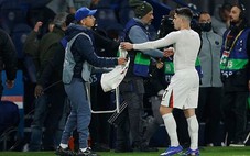 Hành động tử tế của Pedro Neto sau vụ xô ngã cậu bé nhặt bóng