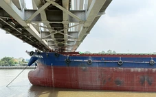 Kết cấu nhịp cầu Ghềnh bị sà lan va chạm không ổn định, hạn chế tàu lưu thông