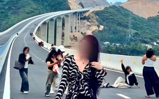 Bất chấp nguy hiểm, nhiều người đến cây cầu dài nhất tuyến cao tốc Quy Nhơn - Chí Thạnh để 'sống ảo'