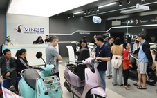Giá xăng leo thang, khách Việt đổ xô chốt xe máy điện VinFast