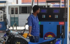 Chứng khoán toàn cầu chìm trong sắc đỏ, giá dầu vẫn trên 100 USD/thùng