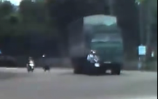 Gia Lai: Xe tải cuốn xe máy chở 2 cha con khi vào cua, 1 người chết