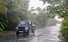 Mưa dông trái mùa trút xuống TP.HCM sau ngày nắng nóng