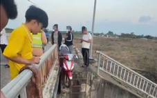 Xác minh vụ người đàn ông chết vì tông xe vào cửa xả hồ thủy lợi