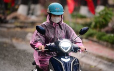 Mưa dông trái mùa trút xuống TP.HCM sau ngày nắng nóng