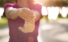 Vận động đôi tay giúp ngăn ngừa sa sút trí tuệ