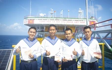 Những cử tri bỏ phiếu lần đầu trên nhà giàn DK1