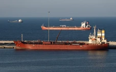 Giá dầu vượt 103 USD/thùng, thế giới lo cú sốc năng lượng mới