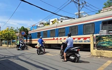 Nguy hiểm rình rập nơi giao cắt đường bộ và đường sắt