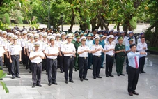 Quân dân Trường Sa dâng hương các Anh hùng liệt sĩ  trước ngày bầu cử