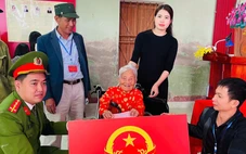 Cụ bà 106 tuổi đến tận điểm bầu cử thực hiện quyền và nghĩa vụ của công dân