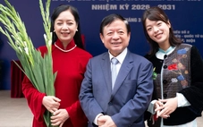 Kỷ niệm ngày cưới của Chiều Xuân đúng ngày bầu cử, cục trưởng Xuân Bắc dẫn vợ con đi bỏ phiếu