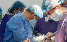 Cha và con chung tay một ca mổ đặc biệt