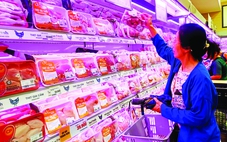 Bán lẻ 'khóa giá' hàng thiết yếu, giảm áp lực từ giá xăng dầu