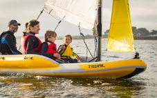 Thuyền buồm có thể gấp gọn để trong cốp xe, mở ra chở được gia đình 4 người