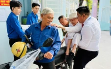 Màu áo xanh thanh niên xung kích hỗ trợ cử tri tại các điểm bầu cử TP.HCM