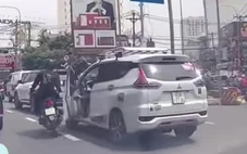 Tài xế ô tô mở cửa xe gây tai nạn cho xe máy rồi bỏ đi