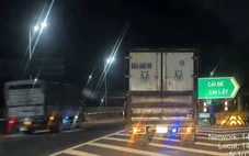 Vụ tài xế dừng xe đi vệ sinh trên cao tốc: Cần xây thêm trạm dừng chân?