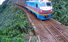 Thông tuyến đường sắt qua đèo Hải Vân sau sự cố đá lăn