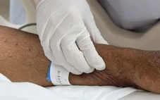 Sốt dài ngày đừng tự đi mua thuốc uống, tới bệnh viện ngay!