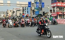 Chờ đèn đỏ 30 giây mà cứ nhích lên, bóp kèn inh ỏi, sao khó kiên nhẫn vậy?