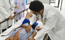 Vừa truyền thuốc vừa chuyển viện bằng trực thăng, cứu sống du khách bị đột quỵ ở Côn Đảo