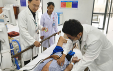 Vừa truyền thuốc vừa chuyển viện bằng trực thăng, cứu sống du khách bị đột quỵ ở Côn Đảo