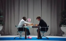 Vua cờ Carlsen bất ngờ bại trận trước ngôi sao bóng đá trong 1 ván cờ vua