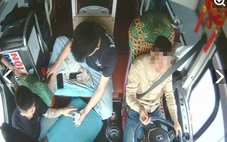 Tài xế và 2 phụ xe đánh bạc khi xe khách đang chạy trên cao tốc